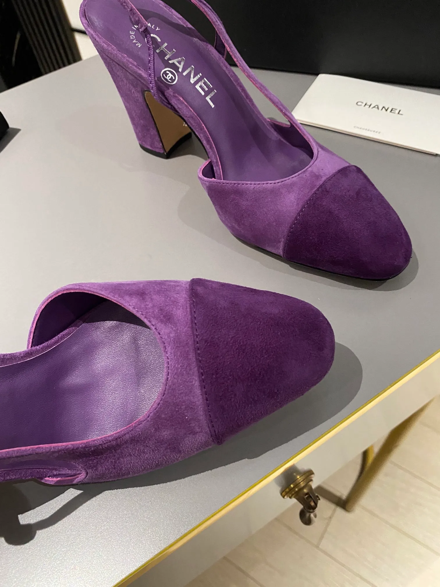 👟👟Ex-factory price 520👟👟 Purchase grade, high-heeled version, Chanel classic slingback sandals. We have been making this model for the past few years. This year, we will re-purchase the version and make a detailed copy again. I found that the upper lines and body comfort of the new version have been slightly adjusted! The brand won't say anything because the overall appearance difference is not big and it doesn't affect wearing. All colors now produced are produced according to the latest styles! What you buy is the latest classic model from the counter, made of imported mixed sheepskin surface material, imported mixed sheepskin, and Italian imported cowhide leather soles! High heels 9.5cm Size: 35-39 Other sizes can be customized (customized sizes 34, 40, 41, 42, 43 are non-refundable and non-exchangeable)